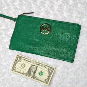 NWOT Kelly Green Michael Kors XL Zip Clutch Wristlet